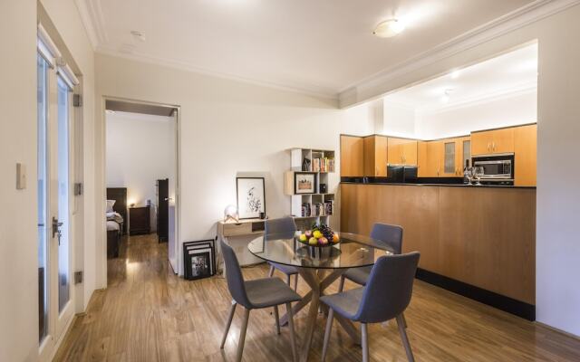 Queen Bed With Private Bathroom In Redfern Apt