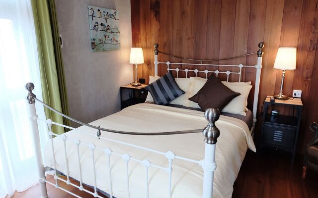 Rimrabeang Amphawa Cafe and Suite