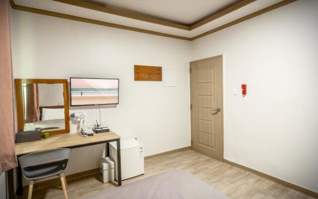 Naiad Pension & Motel