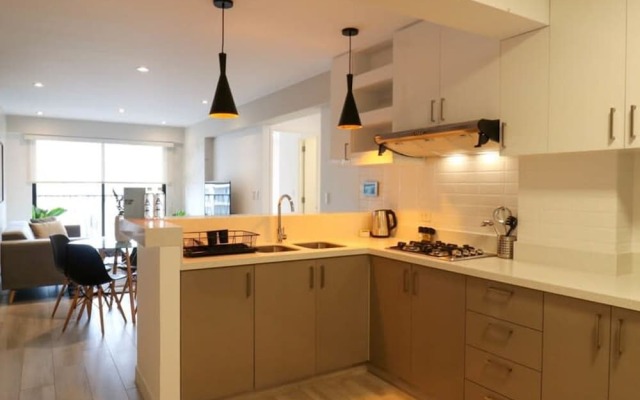 w Elegant 2BR With Balcony in Miraflores