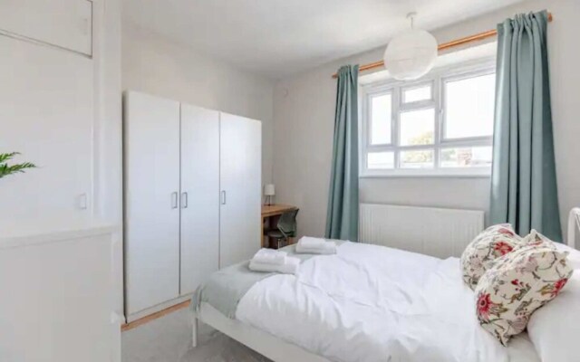 Cosy 4BD Flat W/private Balcony - Nine Elms!
