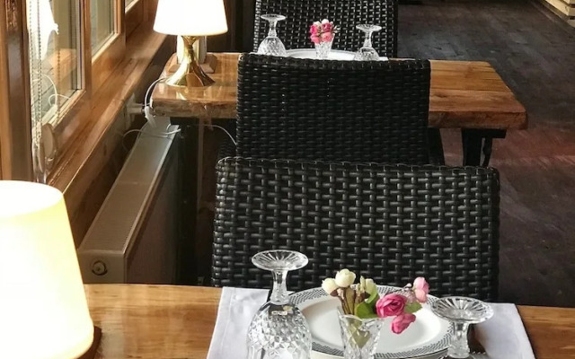 Sweet Home River Hotel