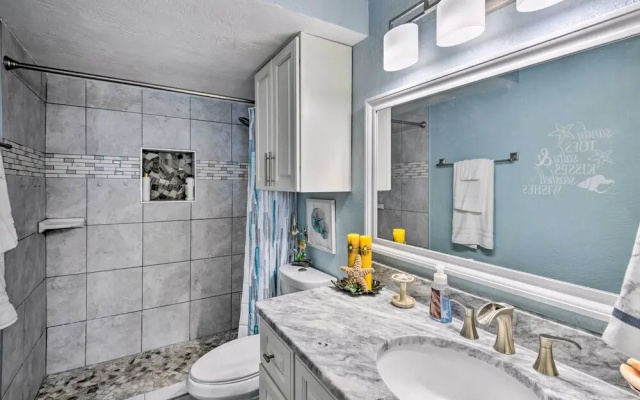 Walk to Ocean: Bright Daytona Beach Condo!