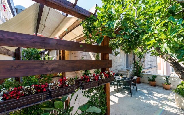 Apartments & Room Frane