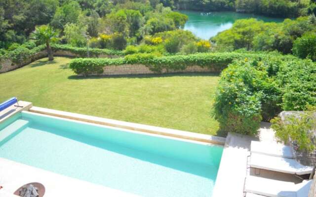 Magnificent 4 Bedroom Villa With Swimming Pool