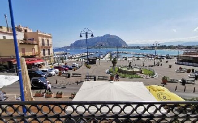 Casetta Vista Mare in Piazza a Mondello