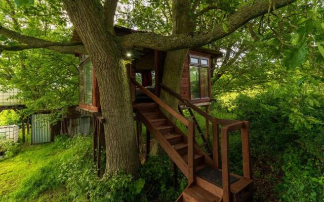 Heated Tree House in Secluded Acre Field