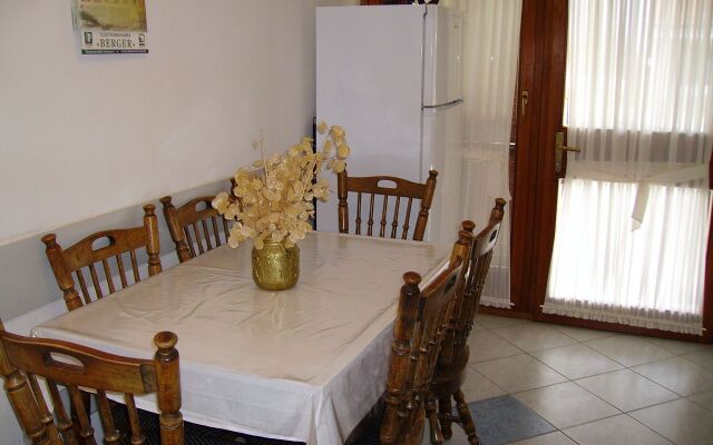 Apartment Mare - with terrace: A1 Pakostane, Riviera Biograd