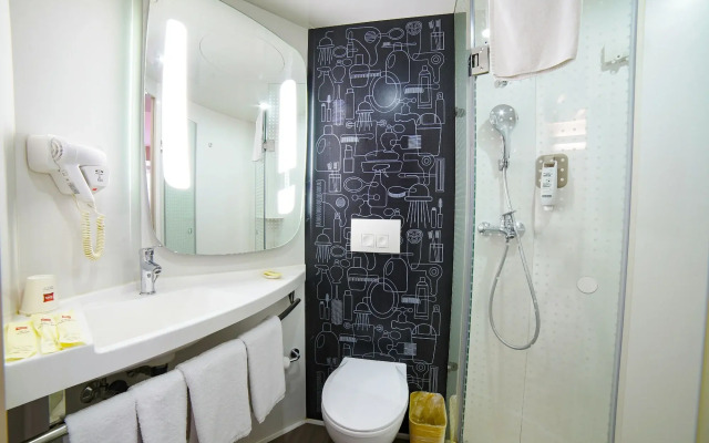 ibis Chengdu West Jingcui Road