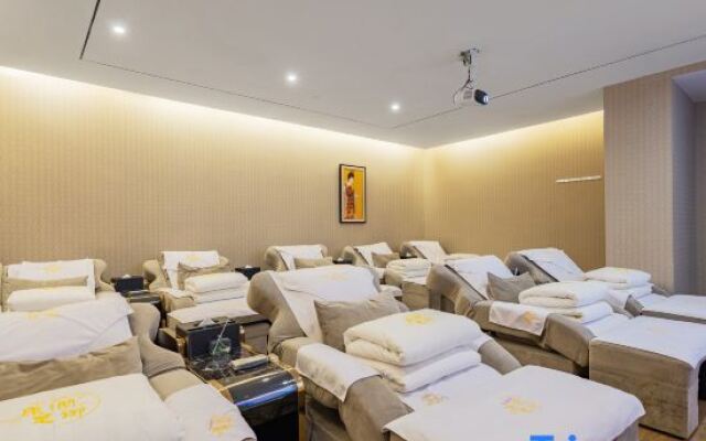Chengkong Carrey International Hotel (Jingmen Railway Station Jingchu University of Technology)