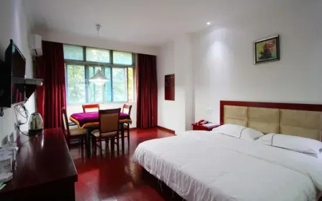 Changshun Holiday Hotel