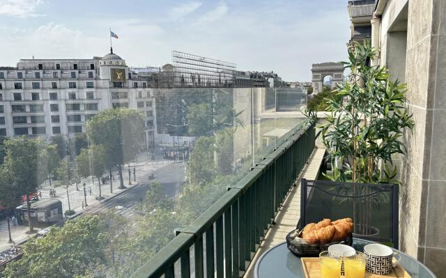 1610B - Stunning studio with Champs Elysées Views!