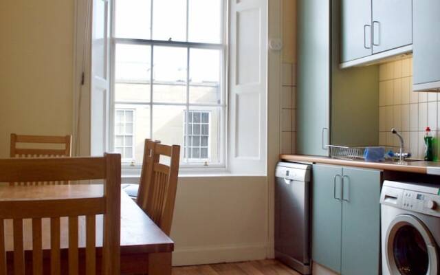 3 Bedroom Central Flat With Castle Views