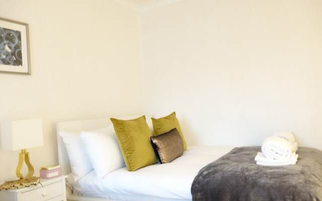 London Heathrow Airport Rooms B.R by C&P