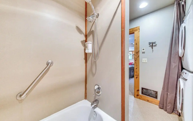 Riverfront Skykomish Cabin w/ Private Hot Tub!