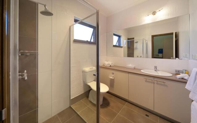 Blazing Stump Motel & Suites