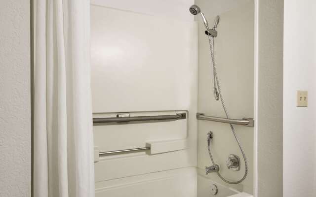 Super 8 by Wyndham Regina