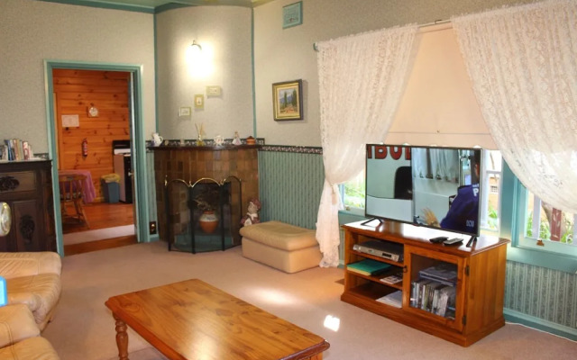 Ambrose Cottage Front Apt