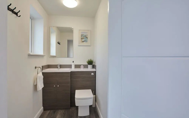 2022 Modern Home In Central Hayle With Parking