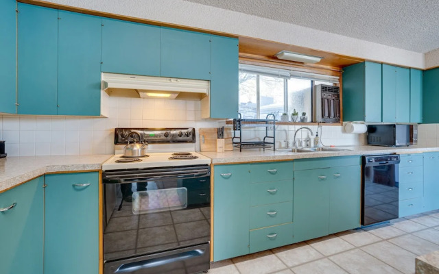Colorful Lake Chelan Home w/ Saltwater Pool!