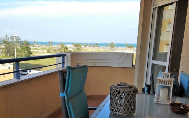 Apart. con piscina frente al mar