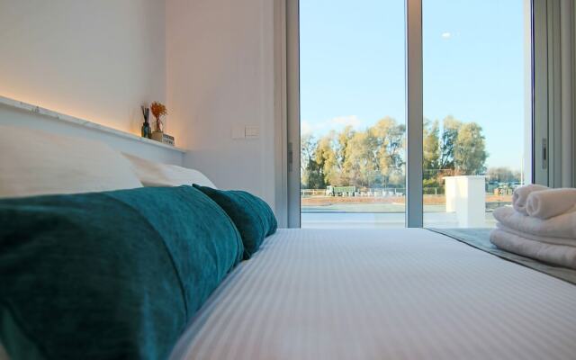 Phaedrus Living: Seaside Deluxe Flat Harbour 107