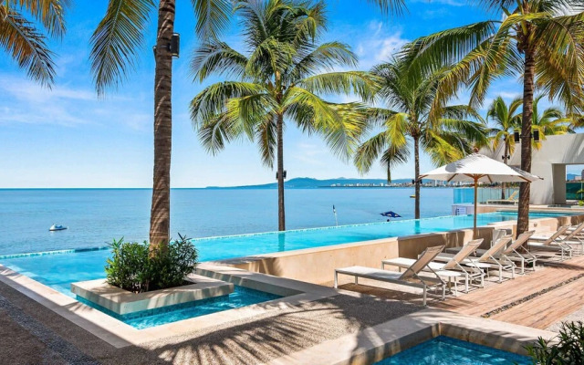 Beachfront Luxury 4BR Penthouse With Incredible Ocean Views