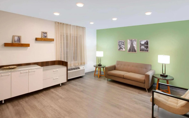 WoodSpring Suites Bakersfield East