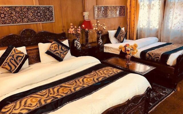 Golden Crest Houseboats
