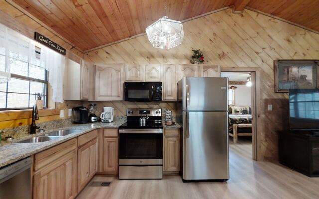 Little Mountain Hideaway 2 Bedroom Cabin by RedAwning