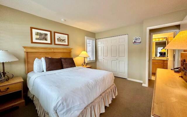 Charming 1BDR Condo w Golf Course View