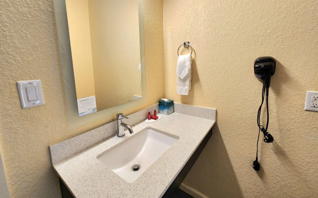 Days Inn by Wyndham Freeport