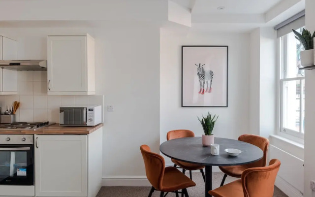 The Vanity Affair - Fitzrovia - by Frankie Says