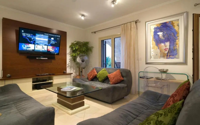 5 bedroom Villa Rio with large private pool and hot tub, Aphrodite Hills Resort