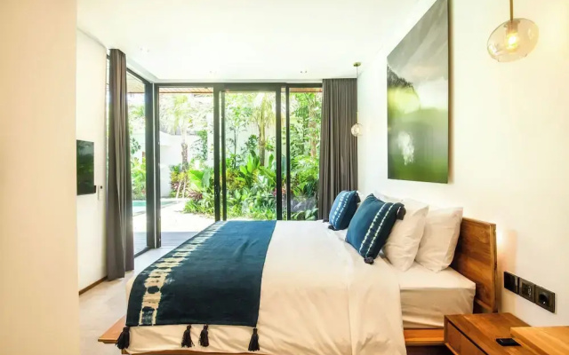 Coastal Haven: Fresh 4BR Villa 200m to Canggu
