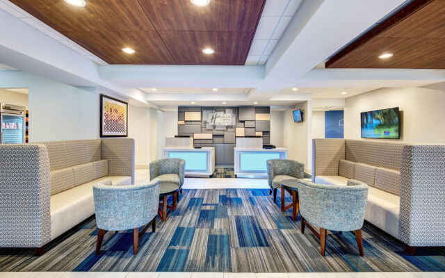 Holiday Inn Express & Suites Woodbridge