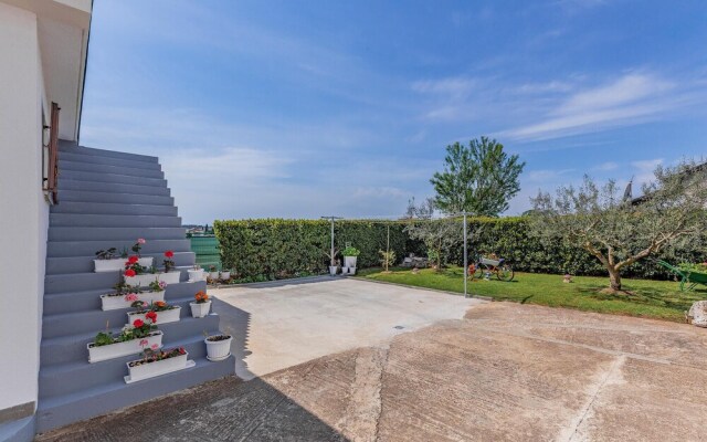 Awesome Apartment in Valbandon With Wifi and 2 Bedrooms