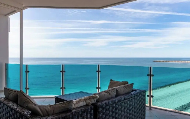 Luxury Beachfront Condo on Sandy Beach