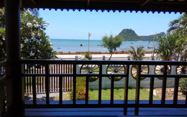 SeeSea Thai wooden house on beachfront