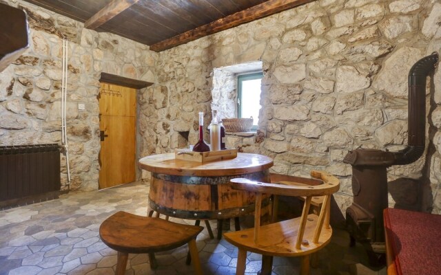 Rustic Stone House Bajeli with Jacuzzi