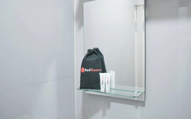 RedDoorz Plus Syariah near Manggarai Station 3 – Guest Rooms – Jakarta