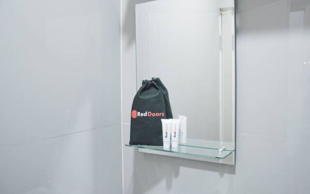 RedDoorz Plus Syariah near Manggarai Station 3