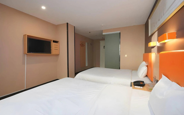 7 Days Inn Premium (Beijing Dongzhimen Airport Express Station)