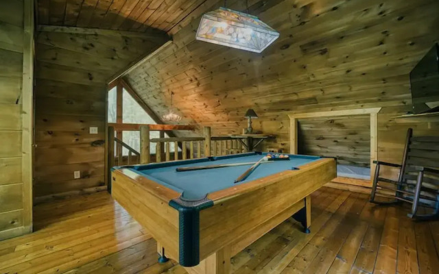 Cabin in Nature w/ Hot Tub & Games!