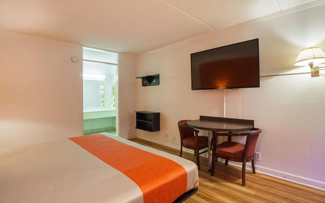 Motel 6 Tifton, GA