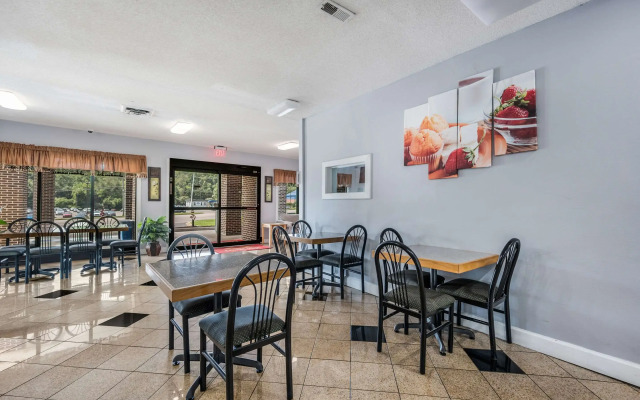 Econo Lodge Inn & Suites