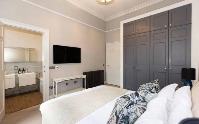 Beautiful Three Bedroom Georgian Home in Edinburgh