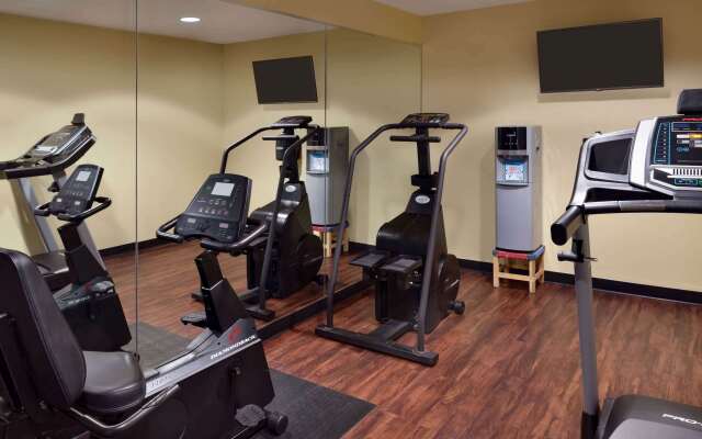 Hawthorn Extended Stay by Wyndham Milwaukee Airport