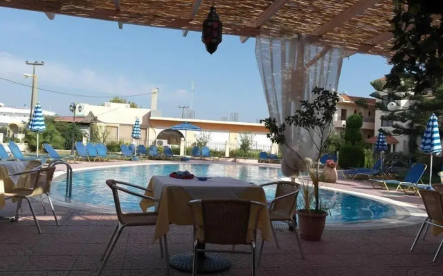 Lyristis Dinos Studios & Apartments