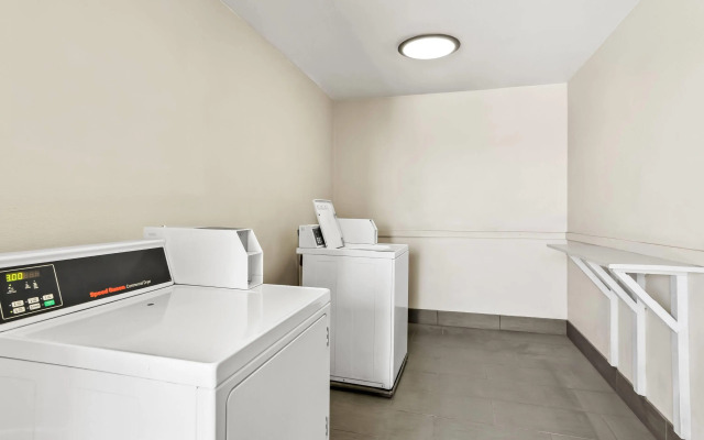 Days Inn by Wyndham Fontana / Rialto